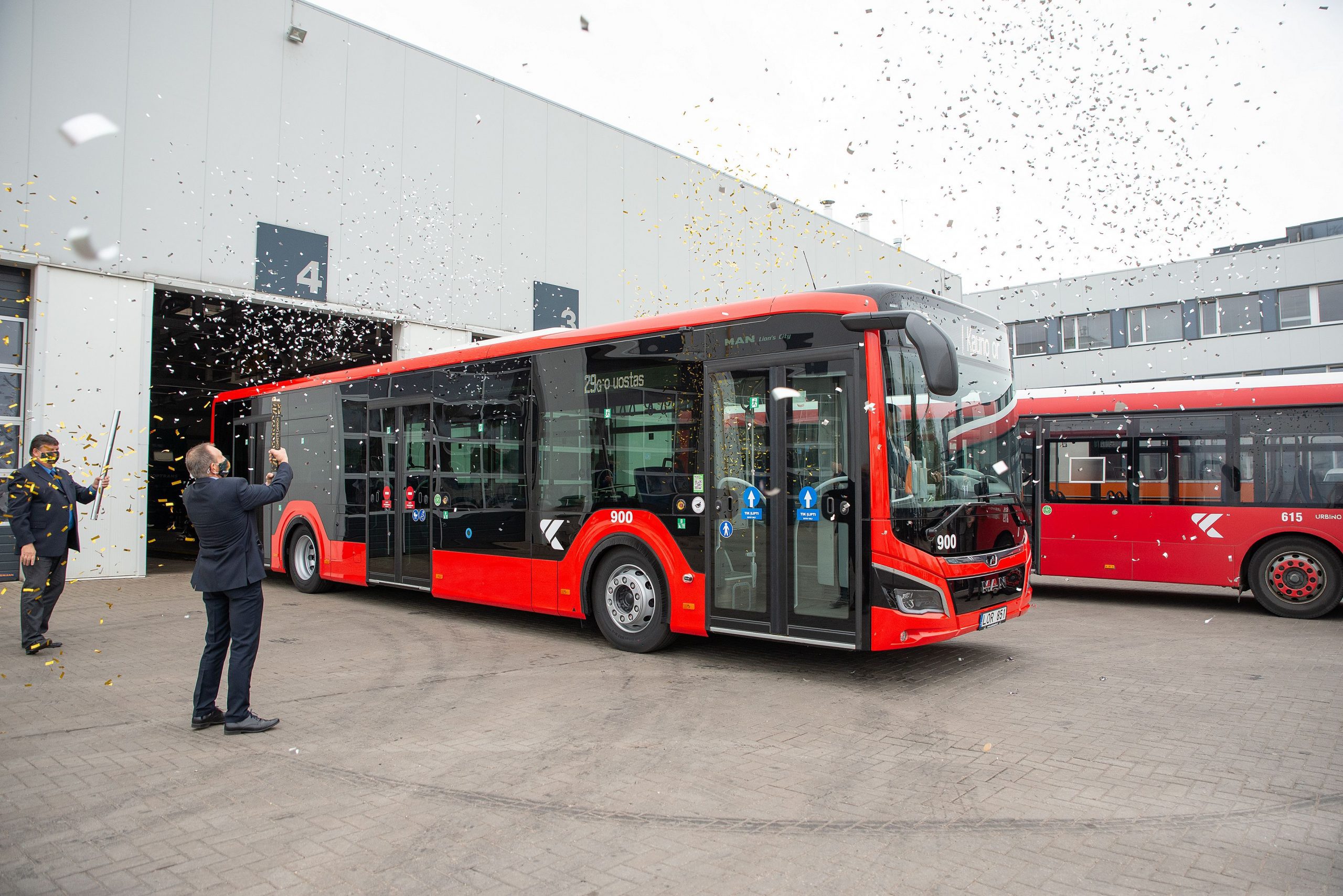 Прорив у секторі громадського транспорту Каунаса: починає курсувати перший із сотні гібридних автобусів