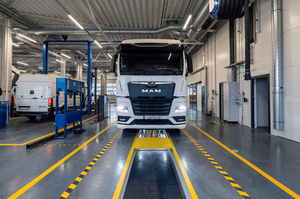 Adampolis Group naujasis servisas su MAN TGX vilkiku.